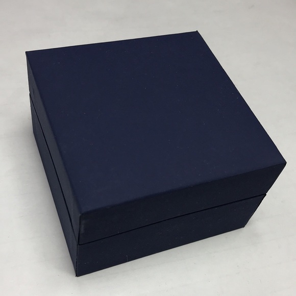 18KT WHITE GOLD & DIAMOND Heart Stud Earrings - Picture 10 of 10